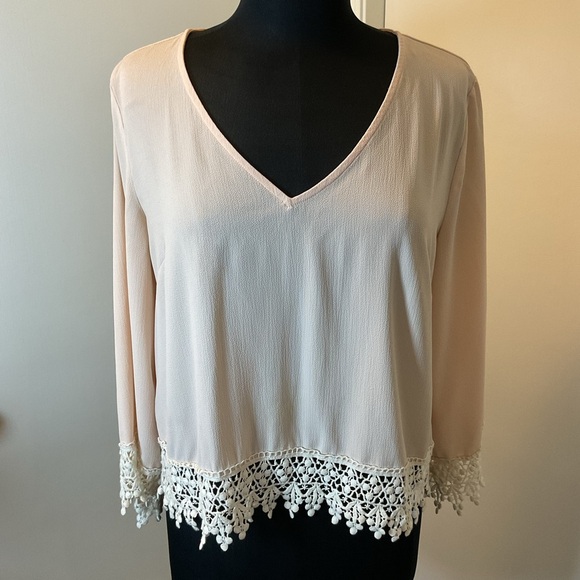 6. ASTR Beige Blouse Lace Detail Trim Keyhole Back Relaxed Fit Size Medium - Picture 1 of 10